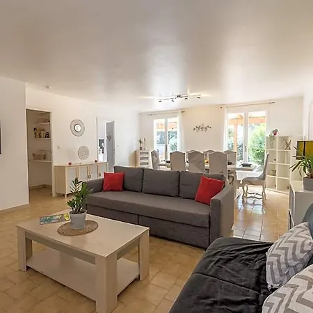Hotel La Grande Auguiere, Familiale Et Spacieuse Au Coeur Du Vignoble Et A 300m De La