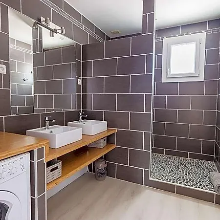 Hotel La Grande Auguiere, Familiale Et Spacieuse Au Coeur Du Vignoble Et A 300m De La Hyères