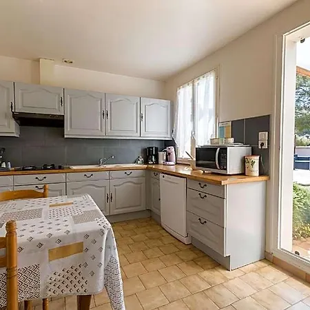 Hotel La Grande Auguiere, Familiale Et Spacieuse Au Coeur Du Vignoble Et A 300m De La Hyères
